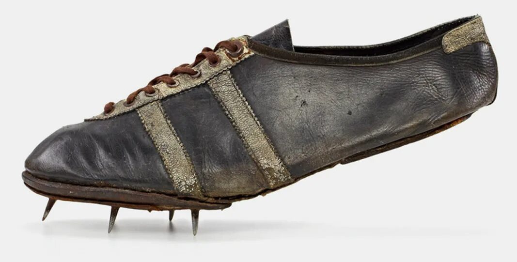 Первая спортивная обувь. Adidas Dassler кроссовки. Адидас 1924. Первые футбольные бутсы Адольфа Дасслера. Gebrüder Dassler бутсы.
