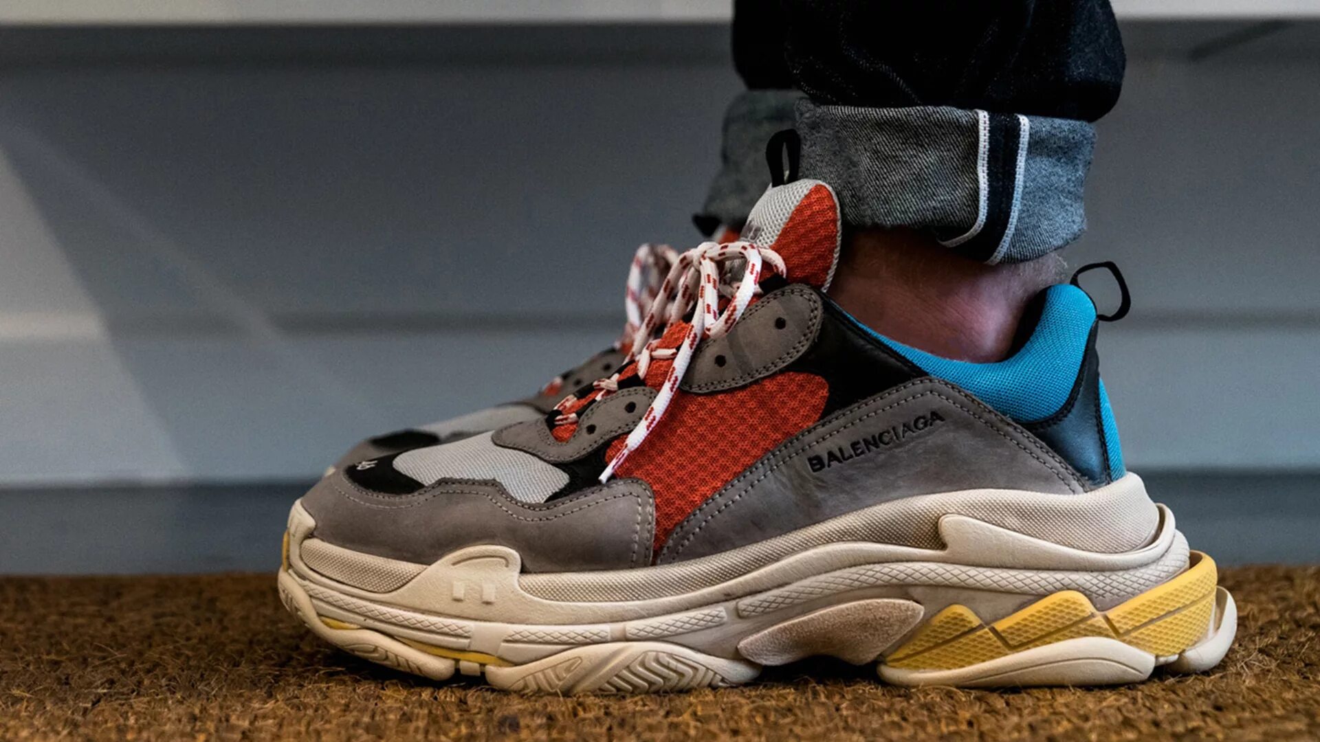 Balenciaga купить оригинал. Баленсиага кроссовки Triple s. Баленсиага трипл s мужские. Balenciaga Triple s Sneaker. Balenciaga Triple s мужские.