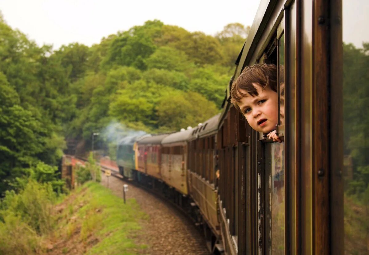 Мальчики поезд с мамой. Человек выглядывает из поезда. Мальчик с железной дорогой. Уходящий поезд. Фотосессия в поезде.