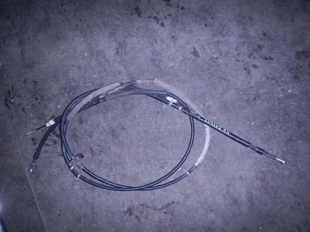 Тросик передней левой двери ауди а6 с5. Тросик замка капота ауди. Felb 100 c3 nhjc jnrhsdfybz ldthb. Тросик капота ауди а6с5. Трос открывания капота ауди а6с5.
