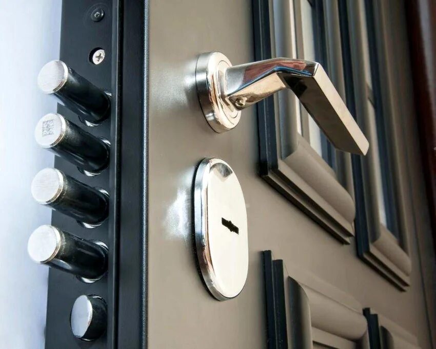 вскрытие дверных замков. замена замка в двери спб. крепление личинки замка. замена замка в двери спб. установщик дверных замков.