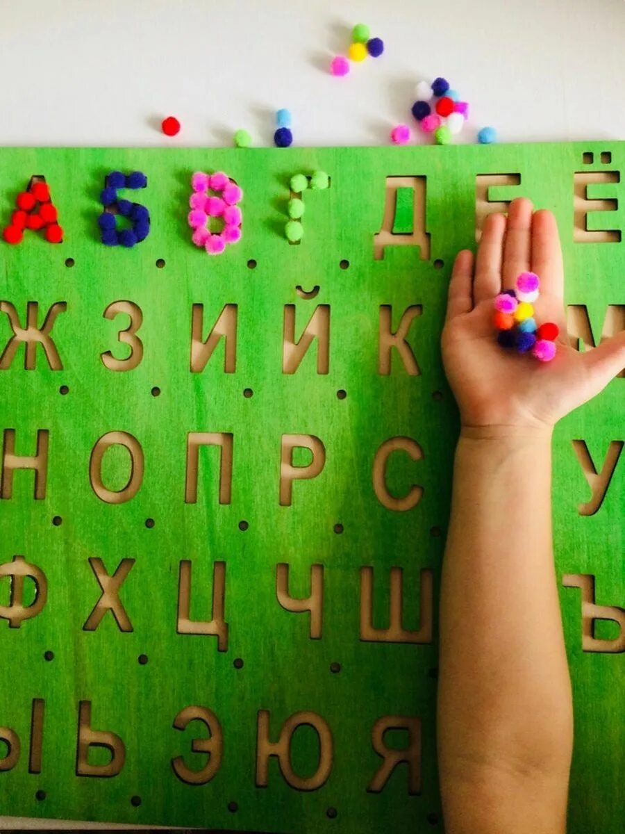 Тактильные игрушки. Игры тактильные дощечки монтессори. Тактильный на английском. Тактильный на английском. Шероховатые буквы печатные.