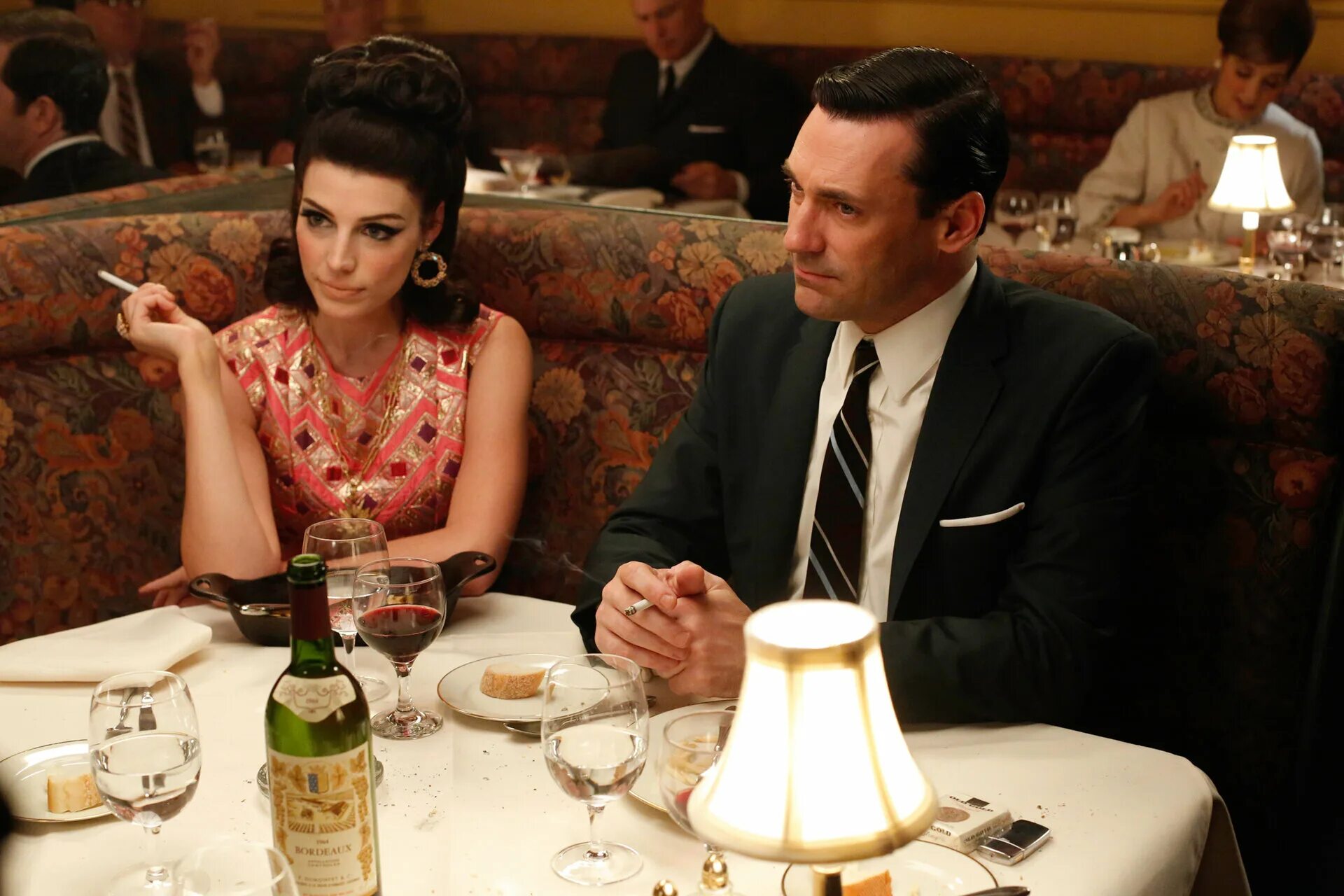сериал безумцы бар. сериал mad men интерьеры. росс геллер и рейчел грин в прачечной. безумцы 5 сезон. девушка застряла в стиральной машине.