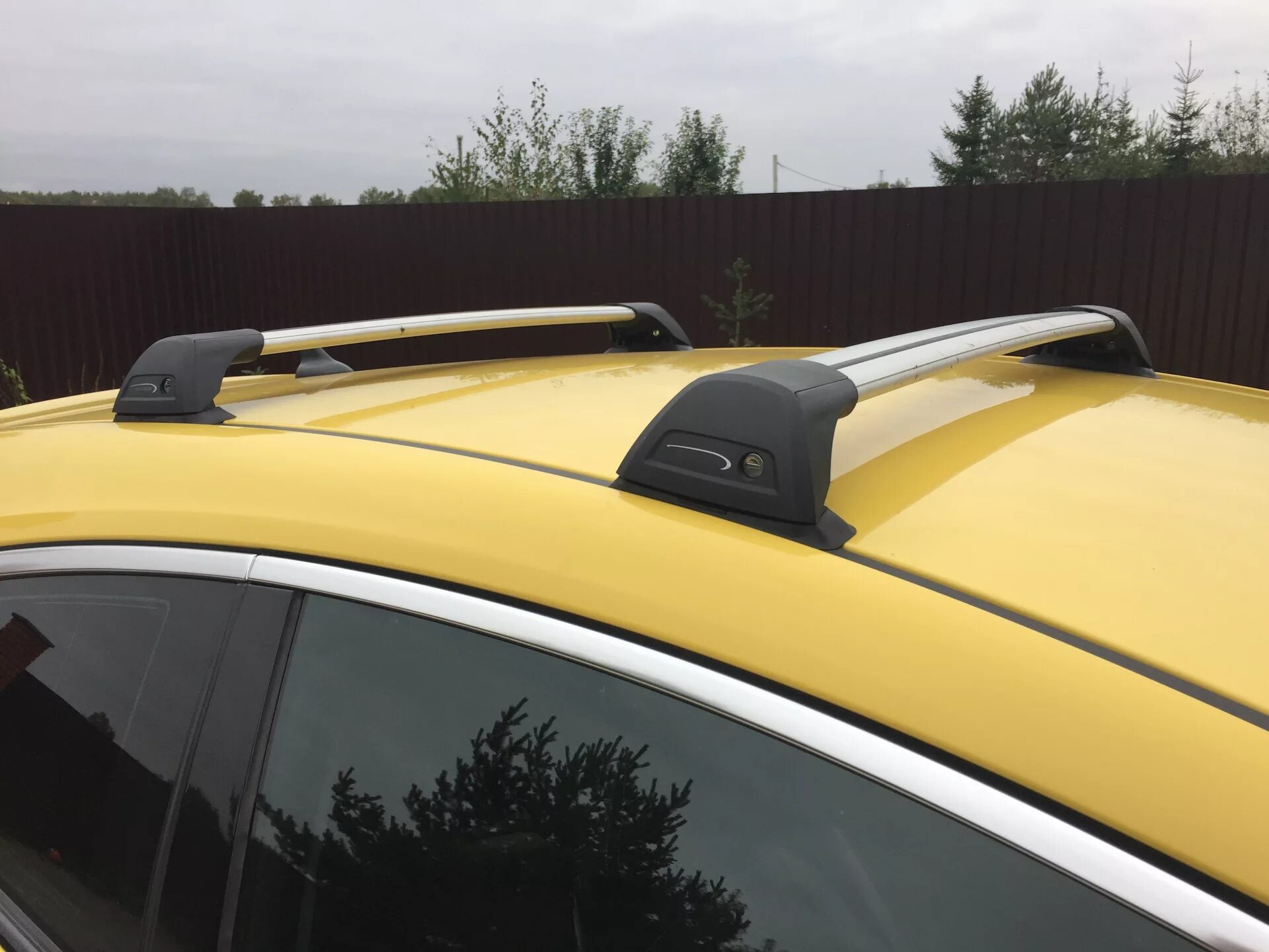 Багажник крыша opel. Opel Astra GTC С багажником на крыше. Багажник на крышу Opel Astra j. Багажник Amos c-15 Opel Astra h.