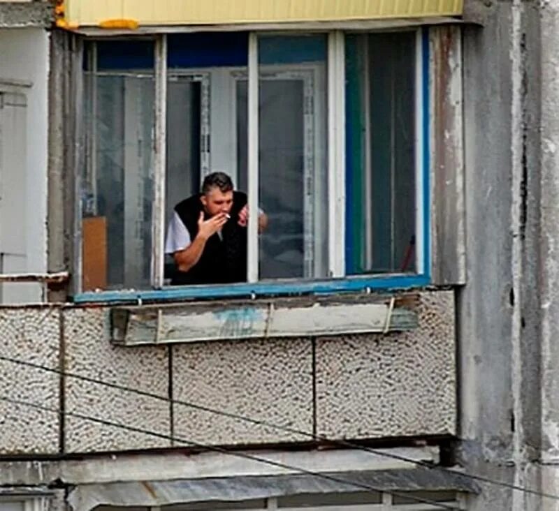 Человек на балконе. Мужик курит на балконе. Курительный балкон. Курящий человек на балконе. Курит на балконе что делать