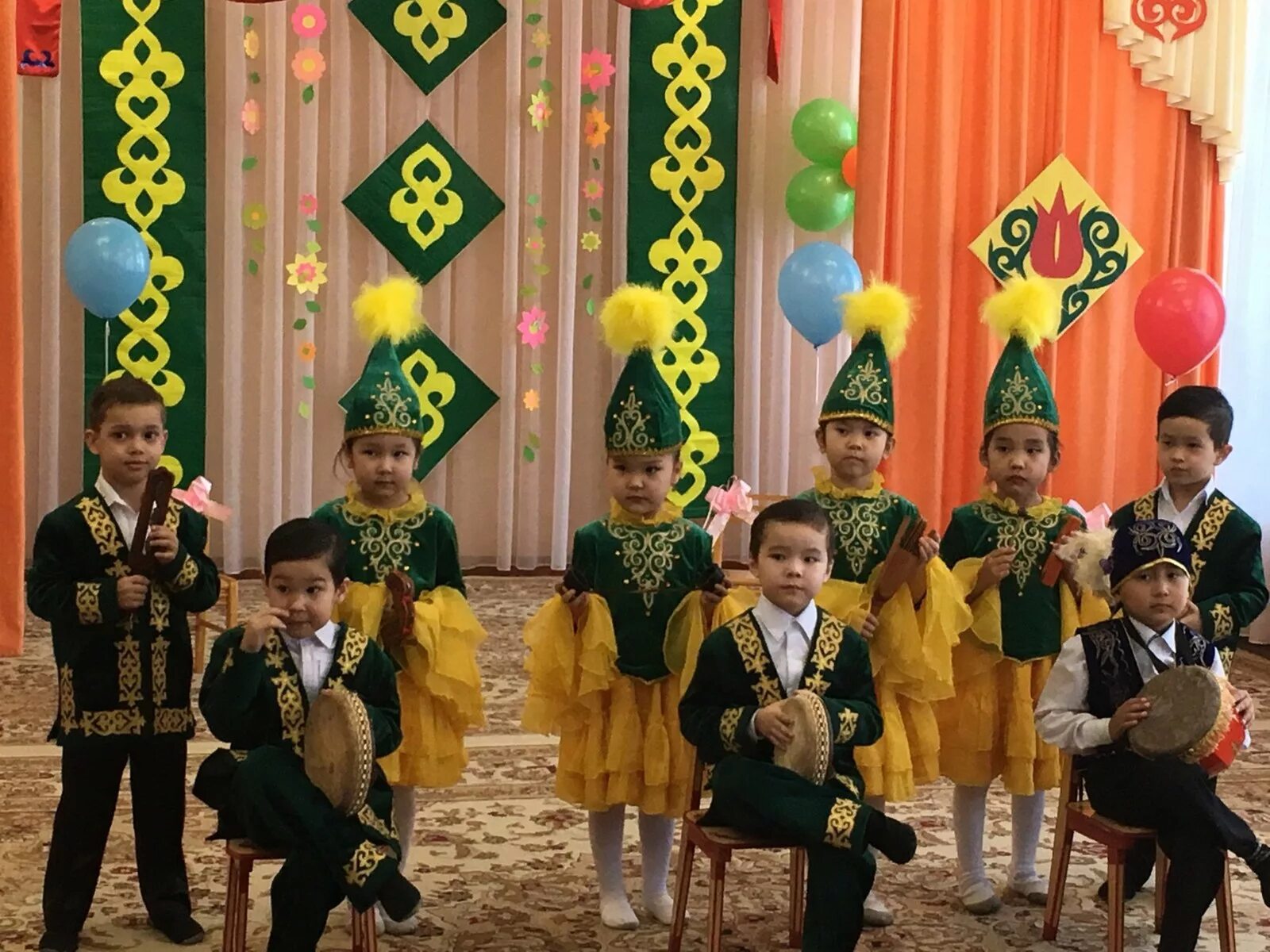 праздник наурыз в казахстане. в садике. оформление сцены на наурыз. наурыз оформление. наурыз украшения.