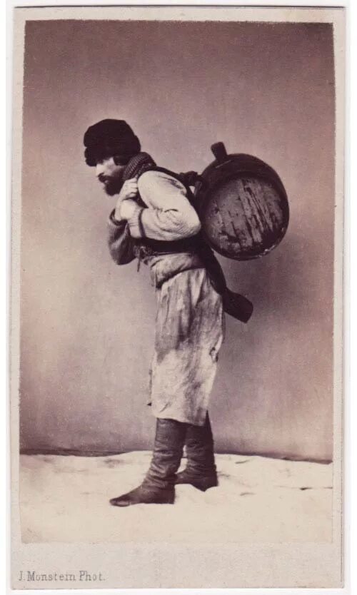 Бесплатный водонос. Устаревшие профессии. Водонос картинка. Кореец крестьянин. Водоносы иллюстрация.