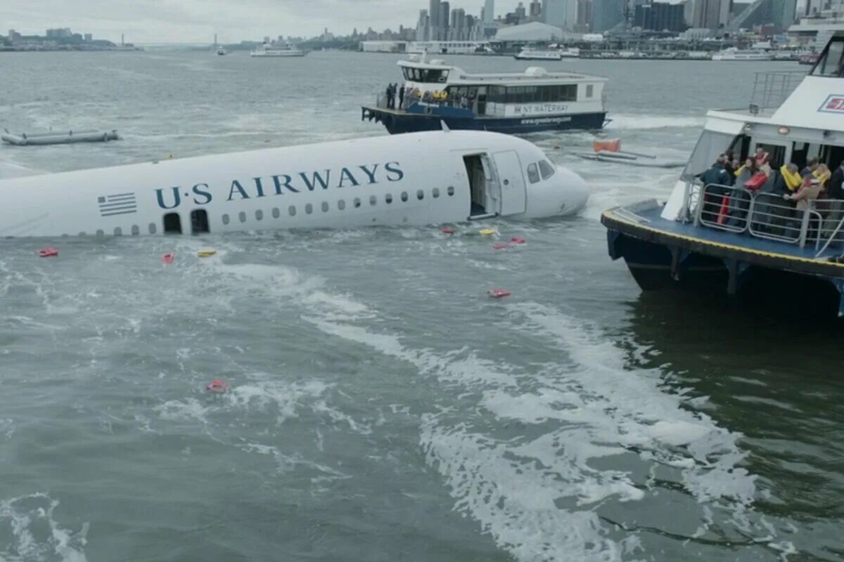 Аварийные посадки самолетов на воду. Аварийная посадка a320 на Гудзон. Самолёт Airbus a320 чудо на Гудзоне. Чудо на Гудзоне / Sully (2016). Крушение а320 в Гудзоне.