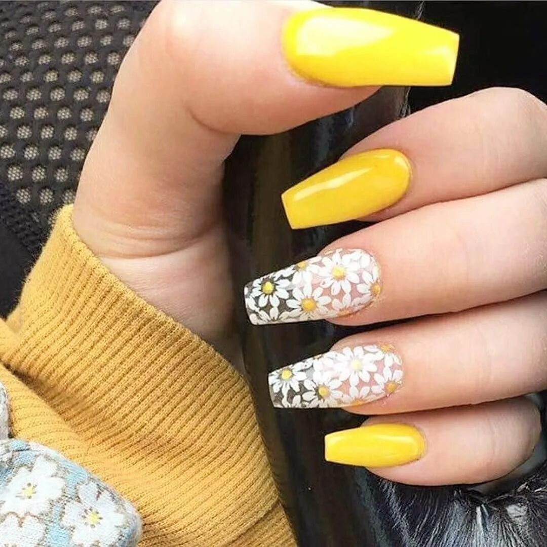 Дизайны желтых маникюр ногтей. Яркие желтые ногти. Жёлтый маникюр на длинные ногти. Маникюр желтого цвета летний. Нарощенные ногти желтые.