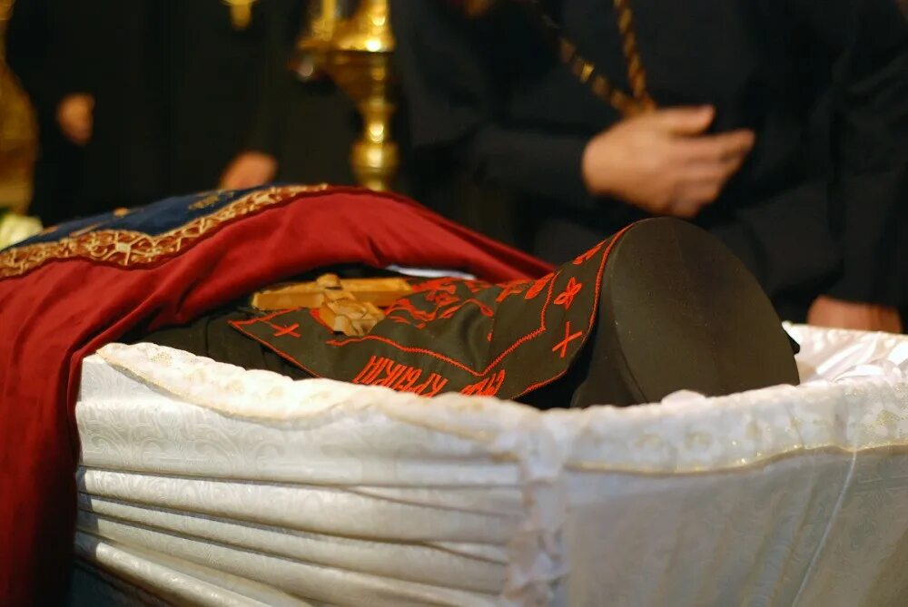 Правила погребения. Православный погребальный саван. Одежда для покойника. Платья для погребения православных женщин.