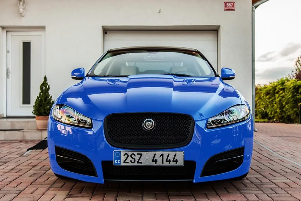 6 синего цвета. Jaguar XFR S Ultra Blue. Ультра синий цвет.
