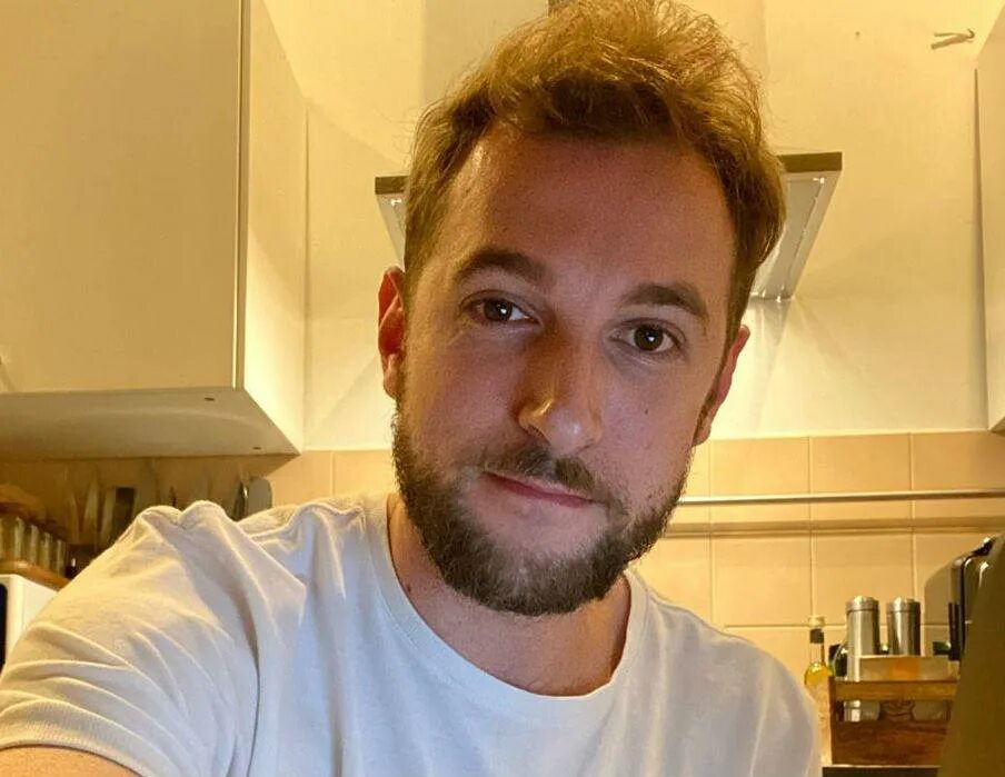 Андрей бебуришвили. Андрей бебуришвили лысеет. Комик бебуришвили. С. Яна енжаева и андрей бебуришвили.