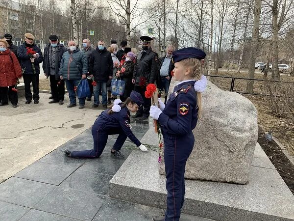 При исполнение сотрудник полиции. Сотрудники полиции города ухта. память милиционеру. город выкса памяти погибших милиционеров. расстрел милиционеров ухта 1995 год.