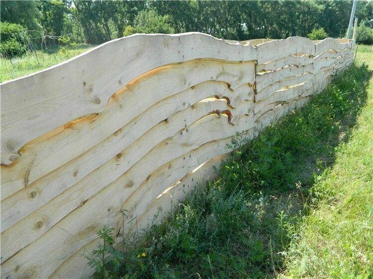 Забор из горбыля горизонтальный красивый. Забор из обрезной доски 25х150. Забор из необрезной доски вертикальный. Забор из необрезной доски вертикальный. Забор из необрезнойдосеи.