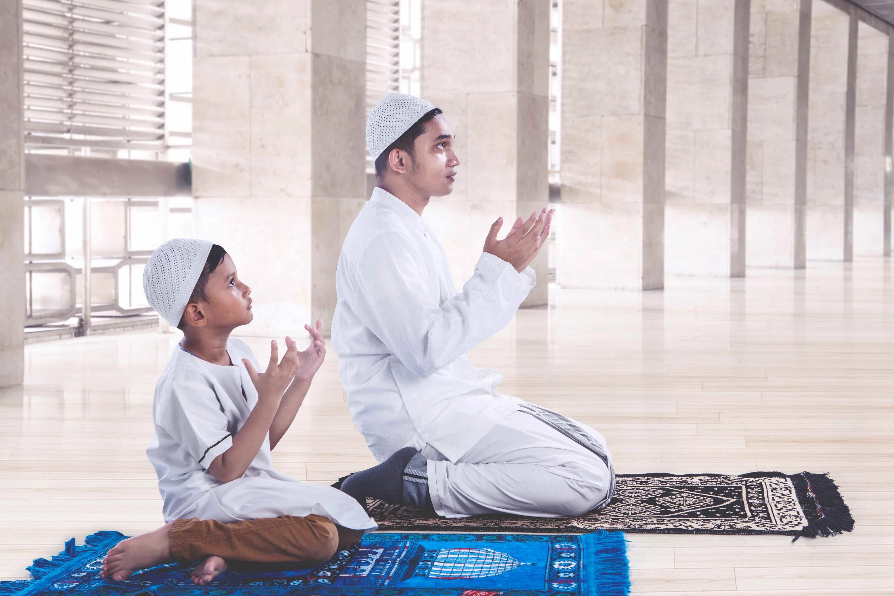 Видео намаза магриб. Дети в мечети. Отец и сын мусульмане. Счастливые мусульмане.