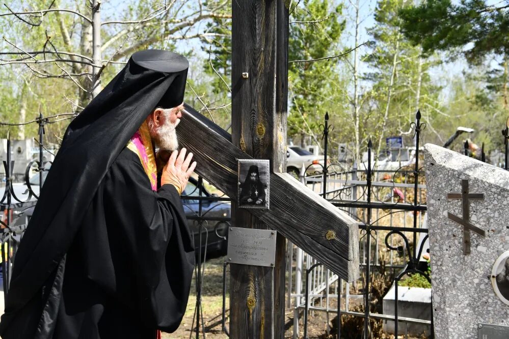 Панихида на сельском кладбище. Могила митрополита сергия воскресенского. Радоница кладбище священник. Панихида читаемая на кладбище. Неврев панихида на сельском кладбище.