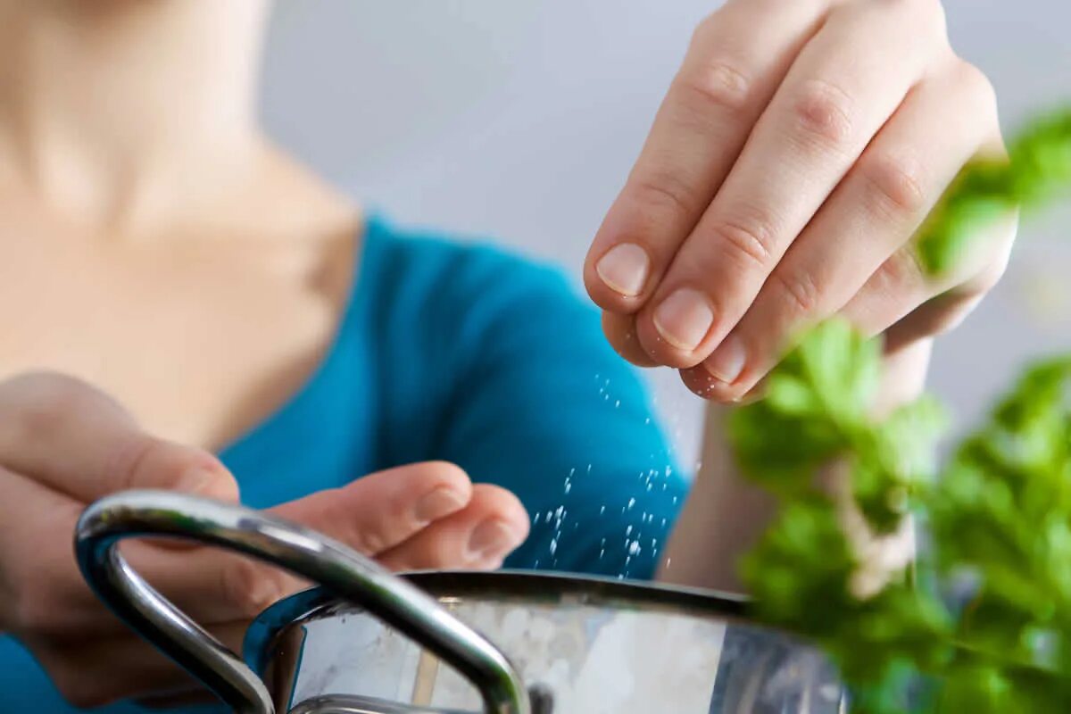 Солить со. Солить еду. Повар готовит со специями. Грузди со сметаной и с луком. Соль в приготовлении пищи.