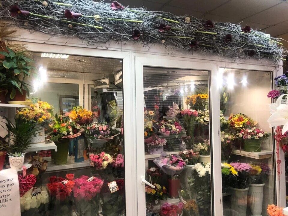 Цветочные базы в москве. Маленький цветочный магазин. Росцветторг. Цветочный магазин веранда. Ассорти цветы суджа.