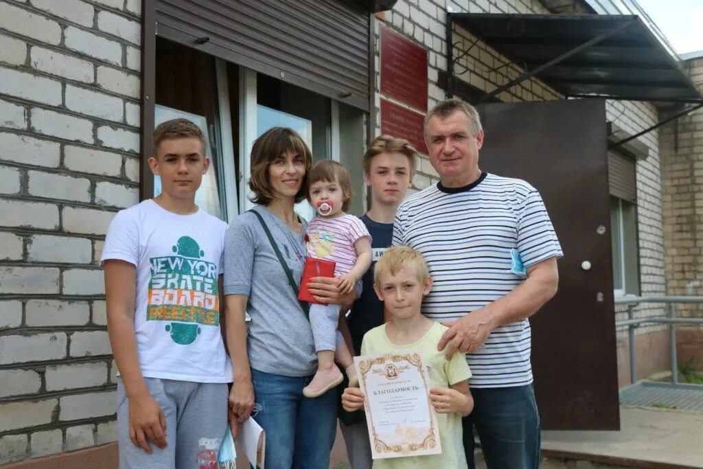 Родители 4 с 2020 г. Многодетные семьи в Смоленске. Многодетные семьи Гагарин Смоленск. БРЯНСКЭЛЕКТРО многодетная семья. Семья приоритет государства.