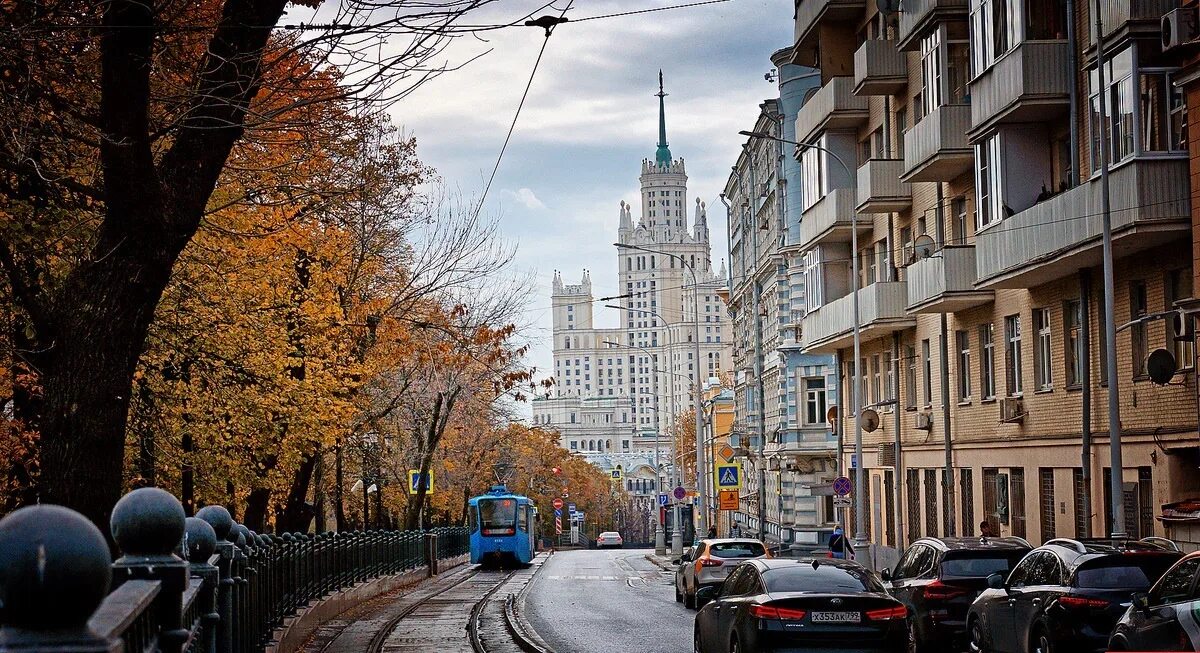 События осени москва. Бульварное кольцо Покровский бульвар. Покровский бульвар высотка. Покровский бульвар бульвары Москвы. Бульварное кольцо Покровский бульвар осень.