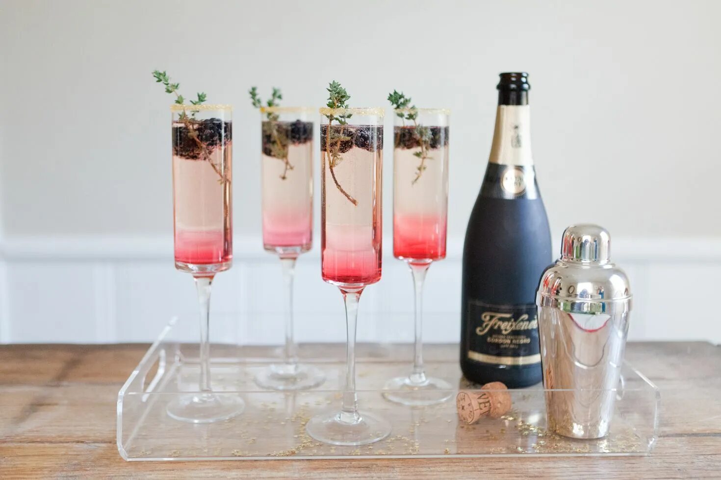 Основа шампанского. Коктейль Champagne Cocktail. Фуршет с шампанским. Игристые коктейли в бутылках. Коктейль с сорбетом и шампанским.