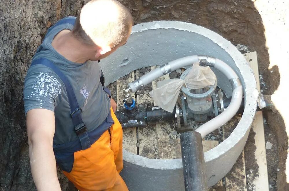 Врезка в существующую трубу. Врезка под давлением в водопровод. колодец под врезку в водопровод. врезка водопровода в колодце. врезка трубопровода в колодец.