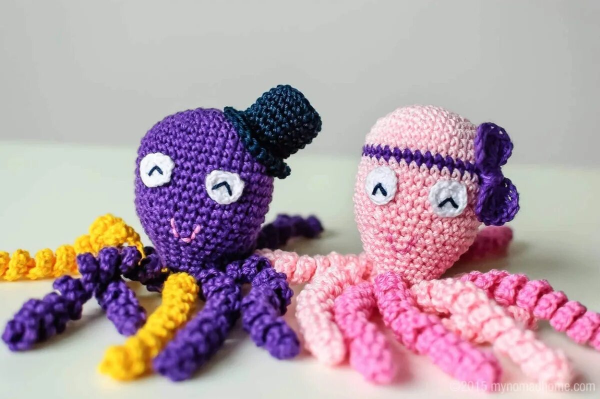 Осьминог игрушка. Осьминог клод амигуруми. Амигуруми осьминожка. Вязаные игрушки осьминожки. Осьминог игрушка крючком.