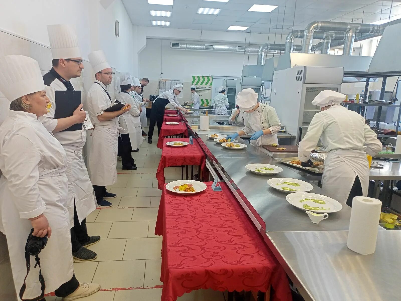 Омский региональный многопрофильный колледж кондитер. Компетенция поварское дело ворлдскиллс. Повар кондитер. Worldskills поварское дело. Worldskills поварское дело казань 2019.