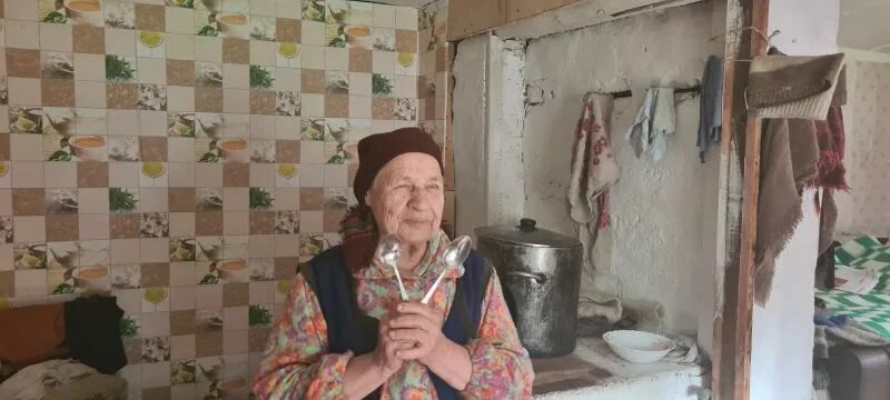 Старые бабушки 80 лет. Бабка Люда. Бабушка в доме престарелых. Бабушка 80 лет из деревни.