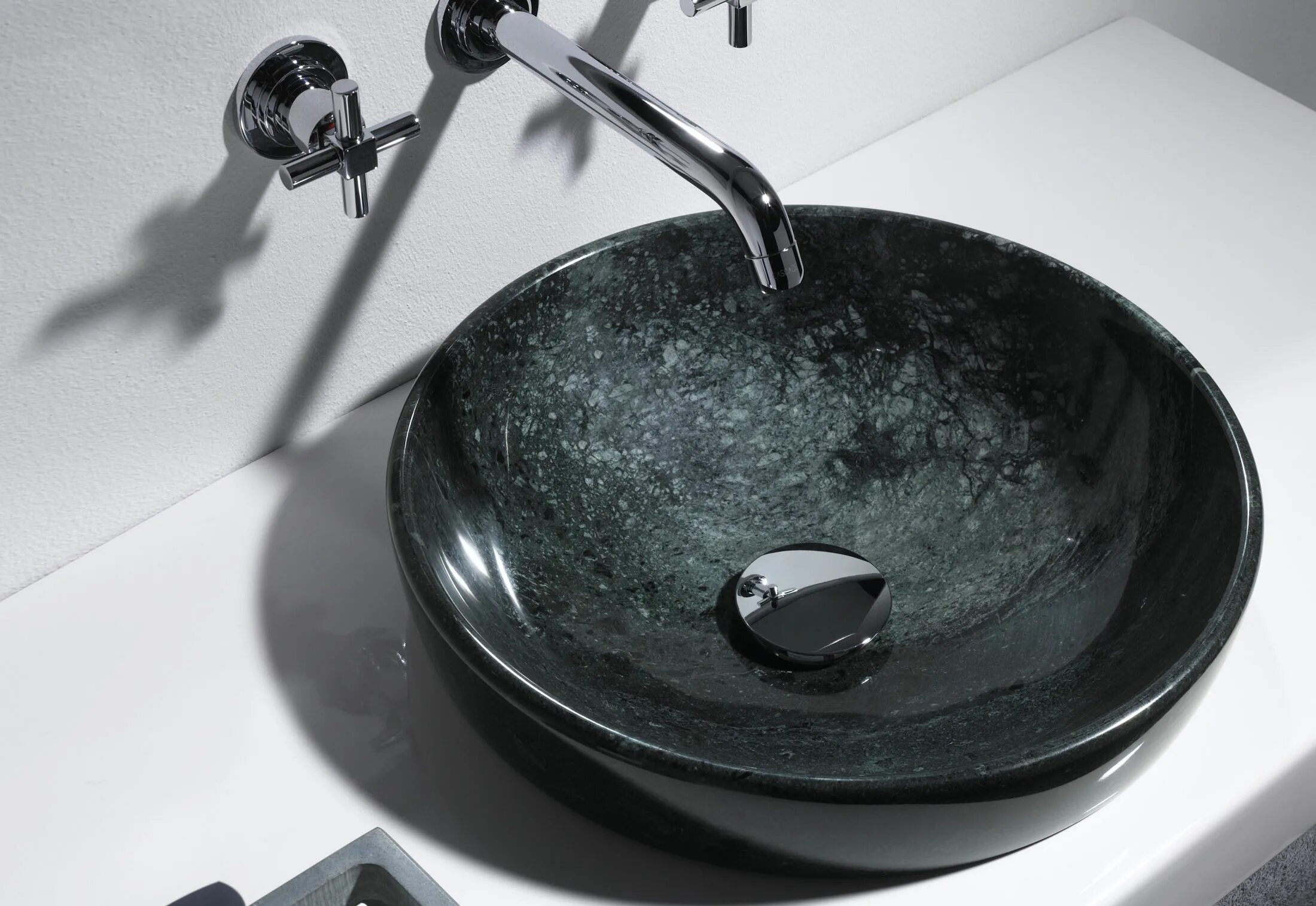 Ванная комната с черной сантехникой. Черный сантехник. Черный унитаз. Унитаз подвесной пандора чёрный матовый. Сантехник сидит.