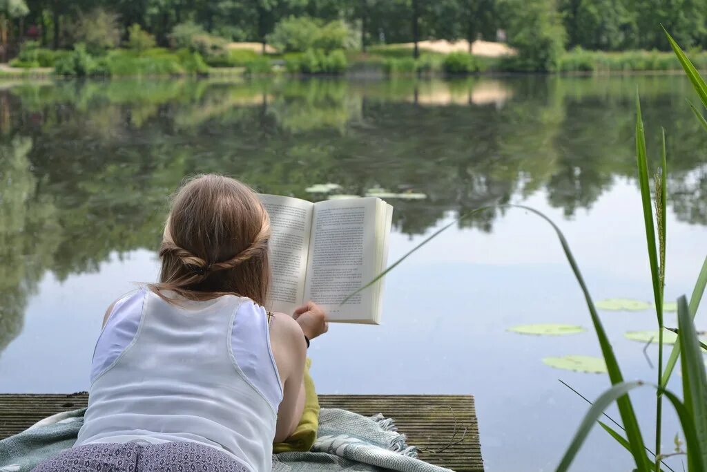 Книга природа. Лето с книгой. Книга летом. Девушка с книжкой на природе.