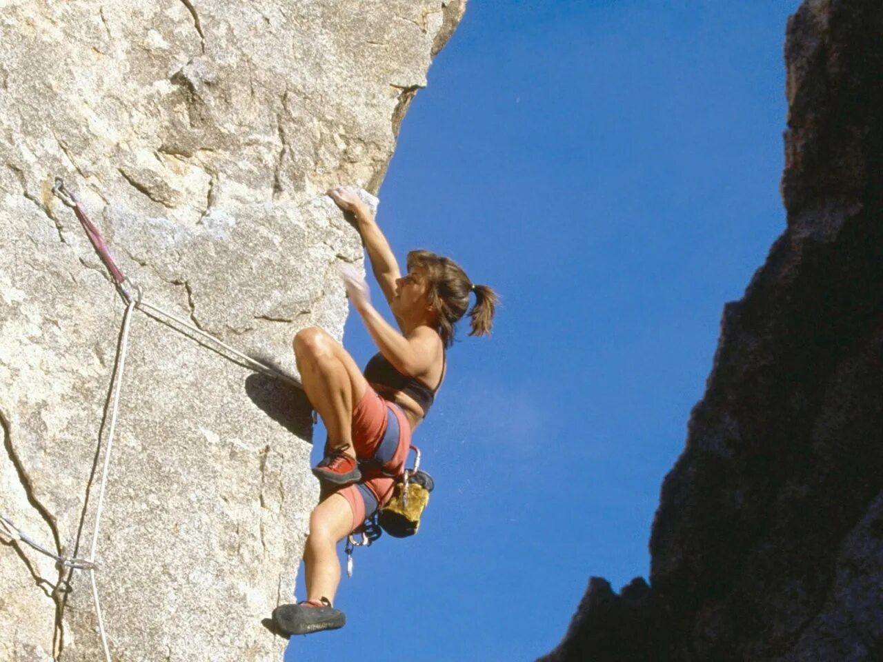людмила михайловская альпинистка. заберемся на скалу. человек карабкается в гору. человек на скале. подниматься по отвесной скале.