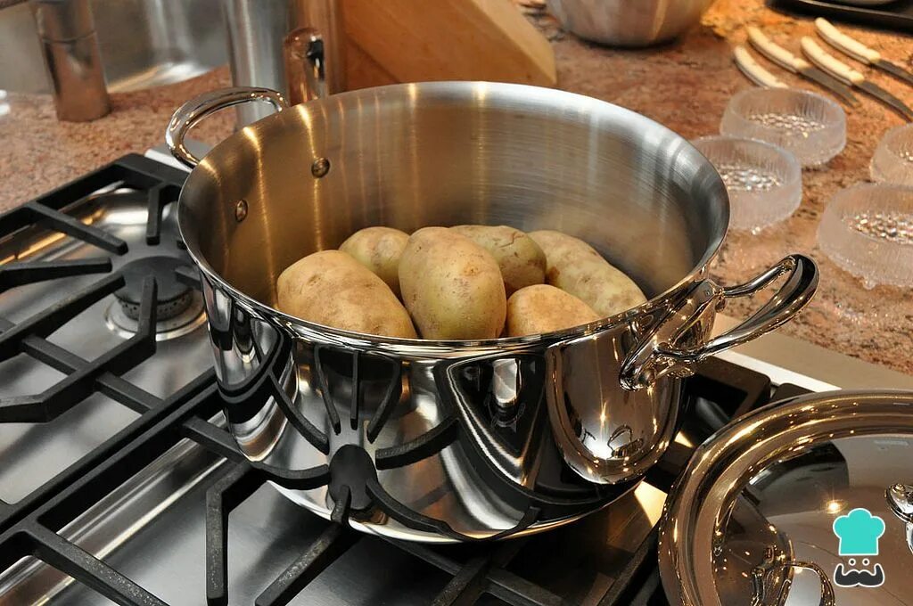 Картошка варится в кипящей воде. Кастрюля для варки картофеля. Картошка в кастрюле. Вареная картошка в кастрюле. Вареный картофель в кастрюле.