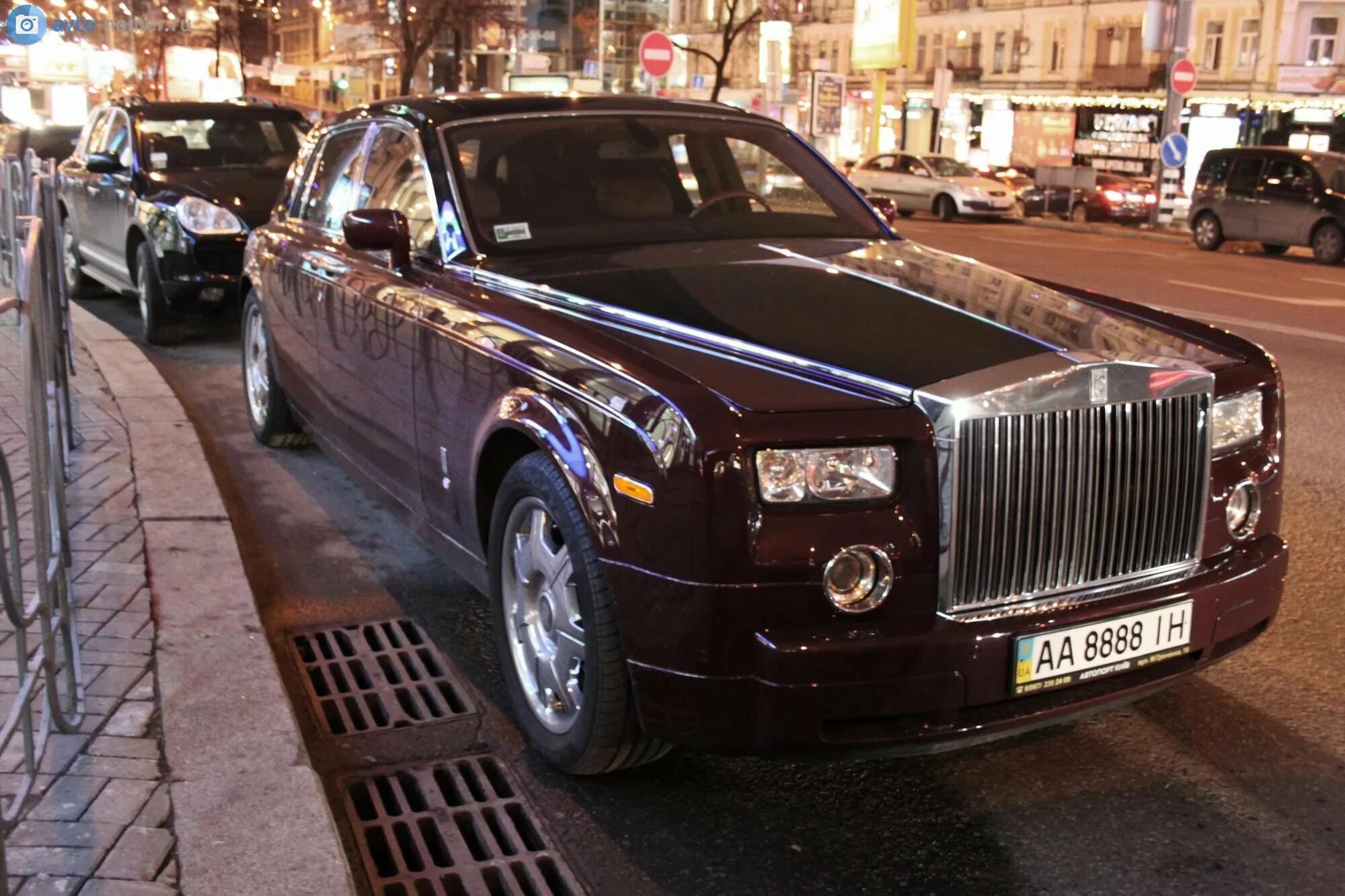 Роллс россия. Rolls Royce Phantom Москва. Роллс Ройс Ленина. Роллс Ройс Украина. Роллс Ройс 007 007 Баку.