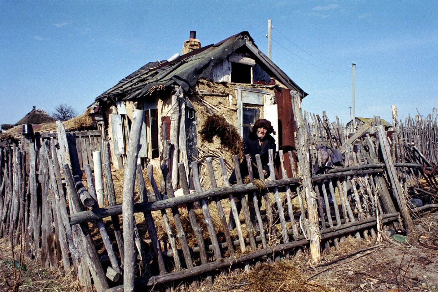 Стоят богатый дом и бедный они горят. Бедная деревня. Нищета в деревне. Нищая Российская деревня. Нищие русские деревни.