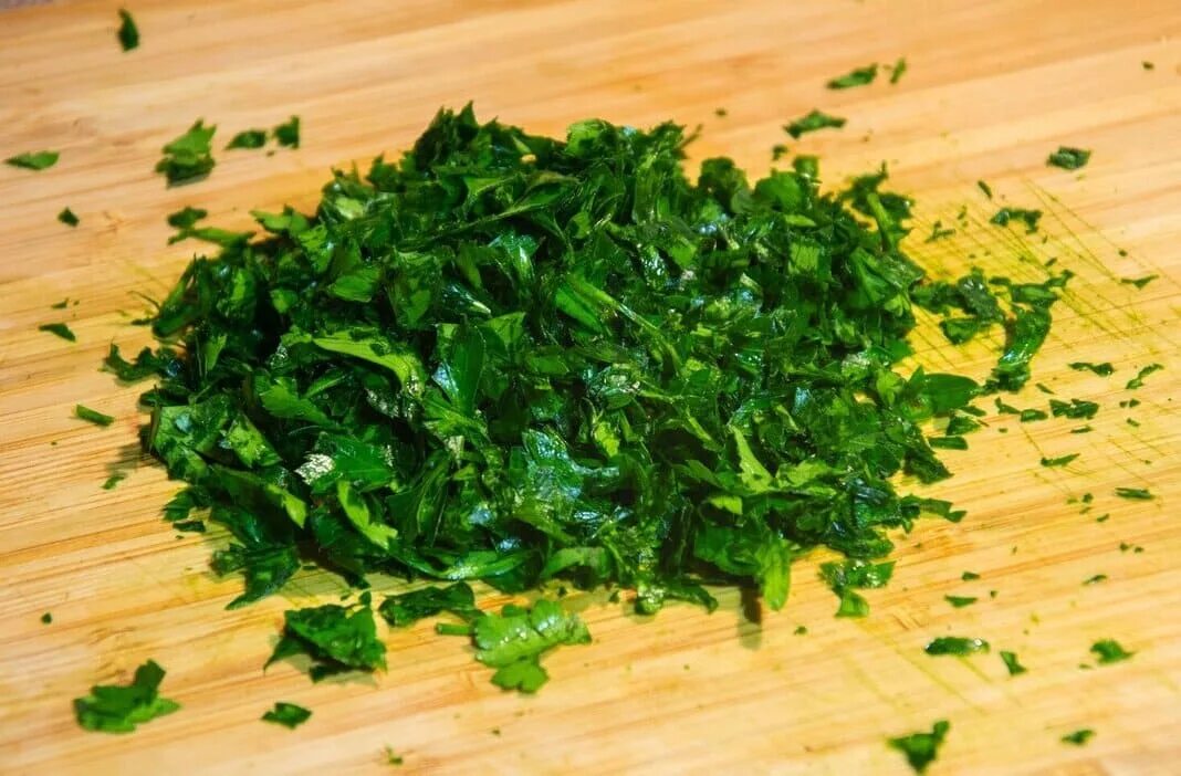Зелень кинза петрушка нарезанная. Зелень кинза петрушка нарезанная. Измельченная петрушка. Измельченная зелень. Зелень петрушки мелконарезанная.