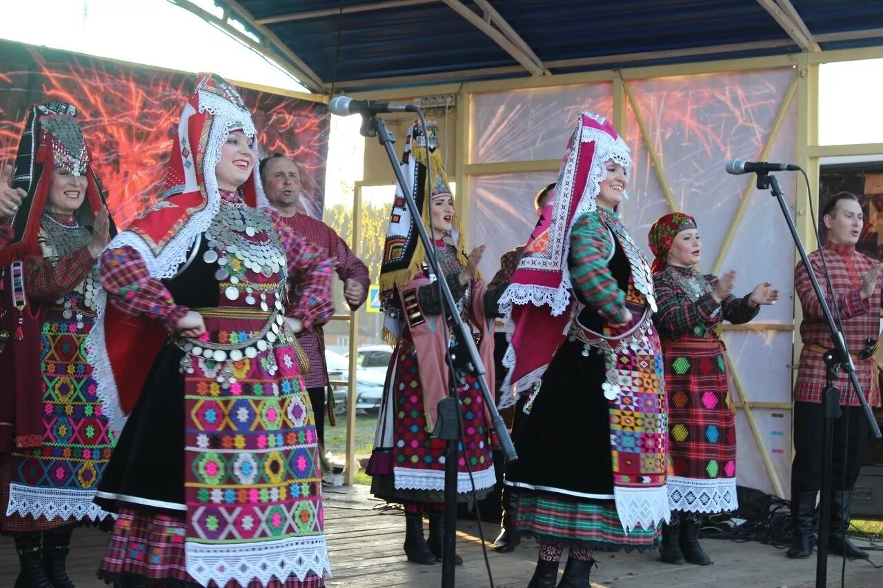 4 народа в поволжье. Народы Поволжья удмурты. Одежда народов Поволжья удмурты. Удмурты 17 века народы Поволжья. Культура народов Поволжья Удмуртская культура.