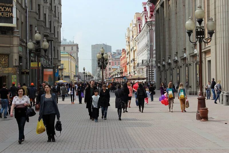 Улица арбат. Люди на улицах москвы. Люди в городе. Москва люди. Люди на улицах москвы.