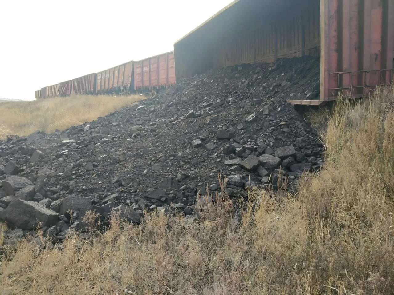 Олх карагандинская область. Сход вагонов в Караганде. Сход гора полувагонов. Полувагон с углем. Вагоны с углем.