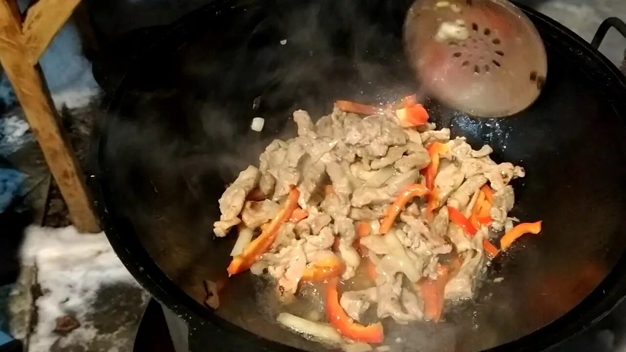 Блюда в казане на костре. Капуста на костре. Квашеная капуста жаренная картошка. Капуста на костре. Блюдо меню колбаски с тушеной капустой.