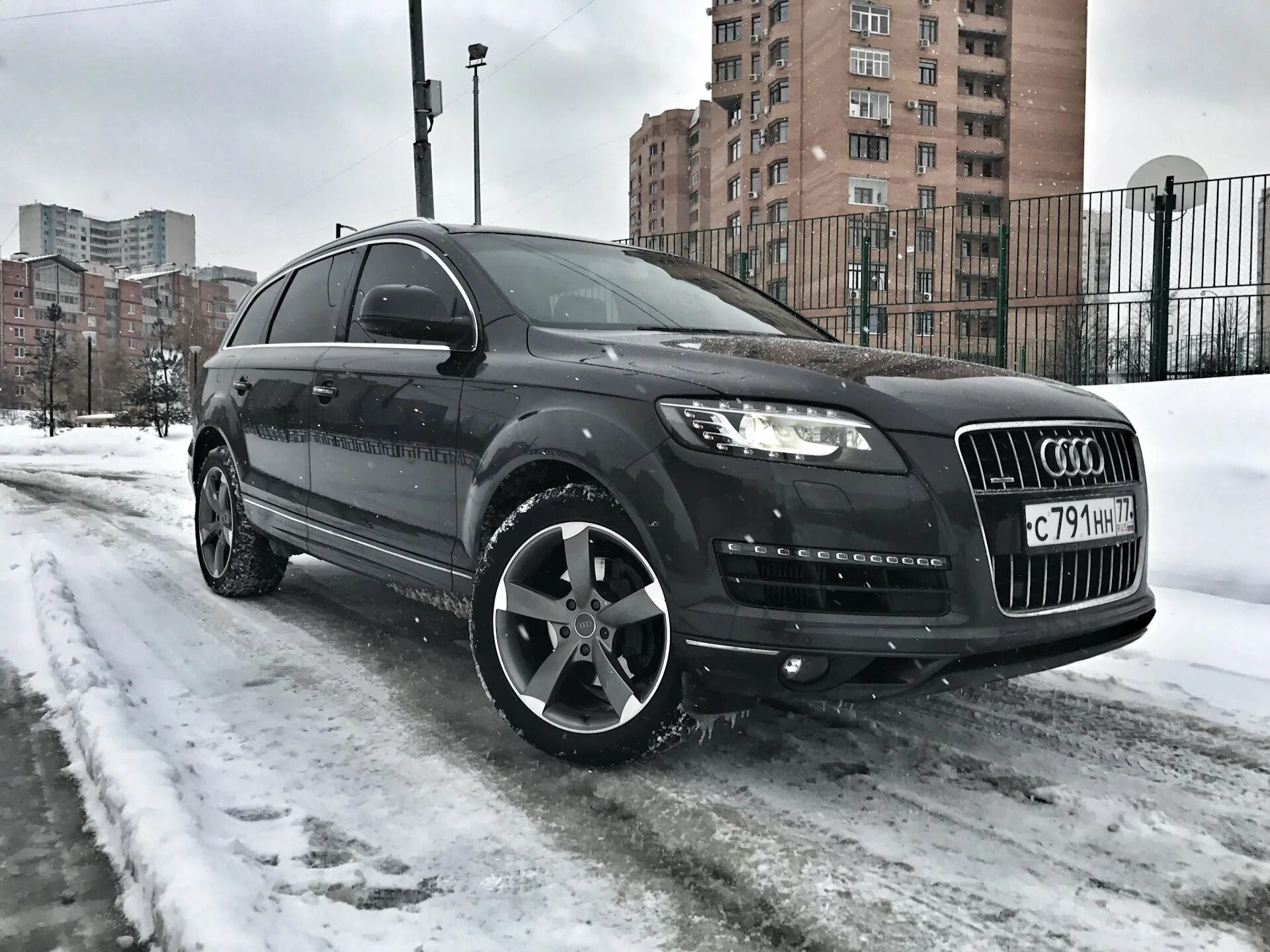 Audi q7 на 22 дисках. Audi q7 4l на дисках r22. Диски ауди ку7. Audi q7 wheels. Audi q7 2013.