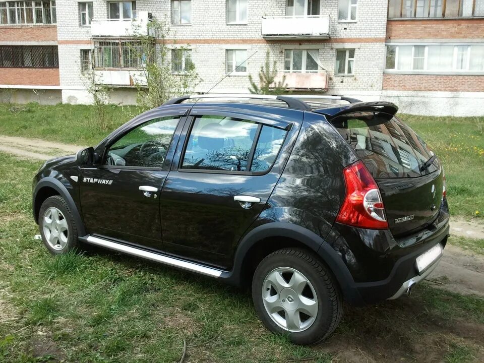 Купить дверь рено степвей. Сандеро степвей 1 2013. Спойлер Renault Sandero Stepway 2. Рено Сандеро степвей 2013 черный. Сандеро степвей 2013.