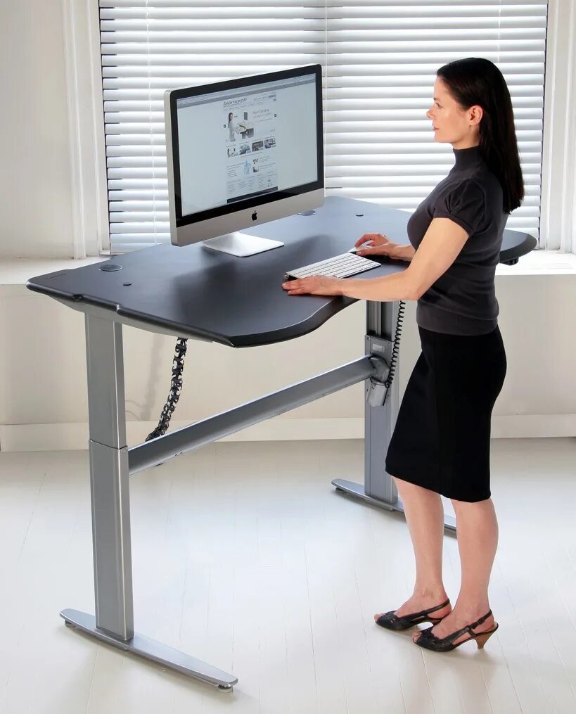 Standing desk. Поднимающийся офисный стол. Офис standing Desk. Экран на стол офисный. Стол в офисе вверх.