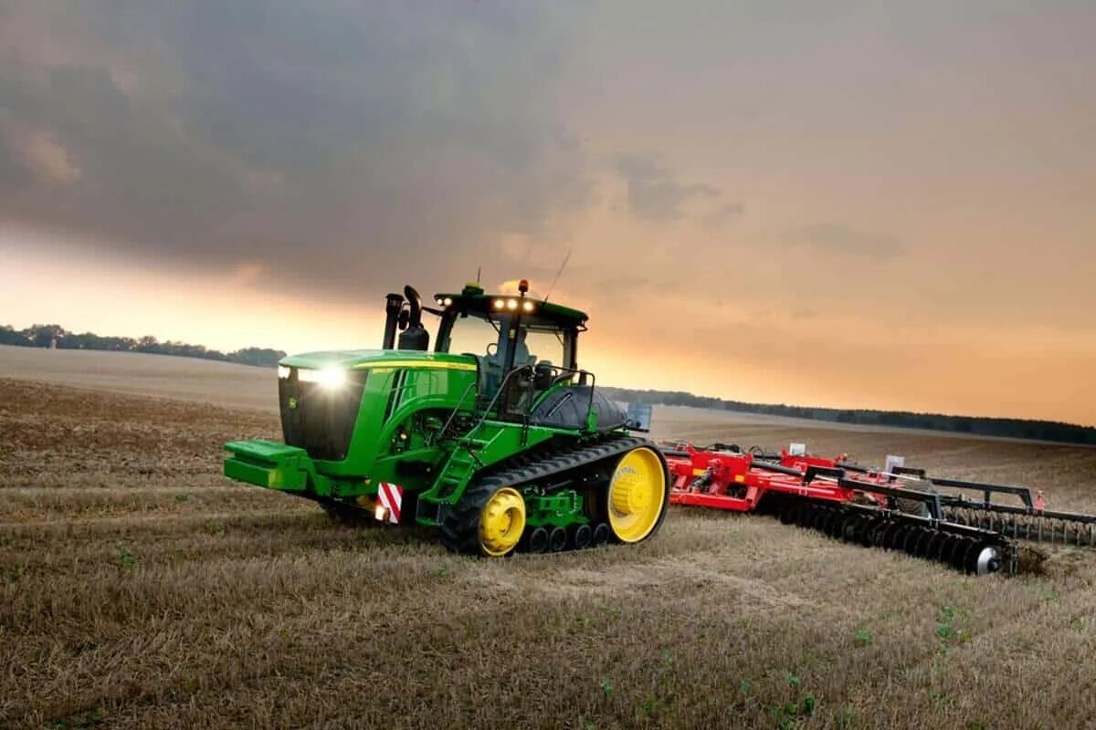 Джон дир 9. John Deere 9 гусеничный. John Deere 9r 640. John Deere r9 комбайн. Джон Дир 9r 440.