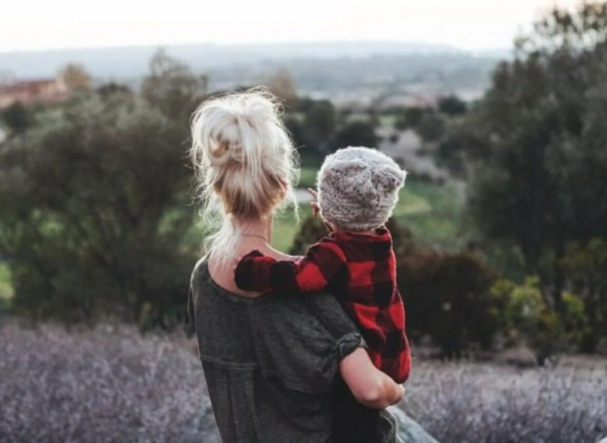 счастливая женщина с ребенком. девушка с сыном. блондинка с сыном. блондинка с ребенком на руках. фотосессия мамы и сыночка.