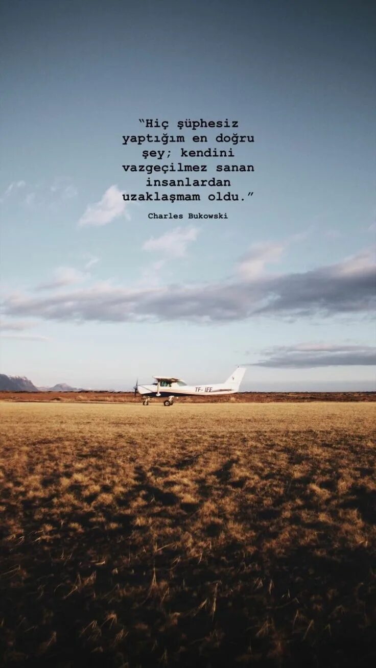 Стоит на поле самолет. Пейзаж с самолетом. самолет над полем. самолет в далеке. поле и самолет вдалеке.