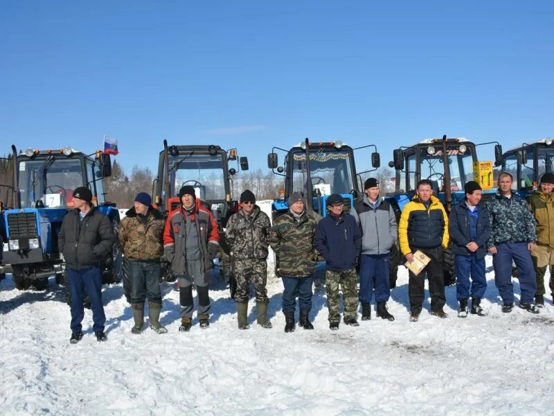 Найти работу трактористом вахта. СПК Чернушка. Тракторист механизатор. Механизатор сельского хозяйства. Тракторист-машинист сельскохозяйственного производства.