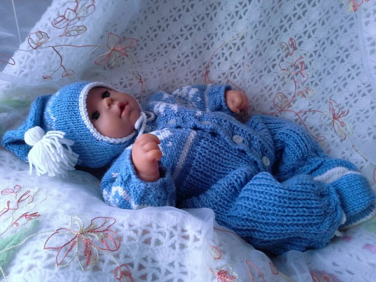 Костюм для новорожденного мальчика спицами. Вязание новорожденным для начинающих видео. Вязаный костюм для новорожденного девочки. Вязаные детские вещи. Ажурный комбинезон для новорожденных крючком.