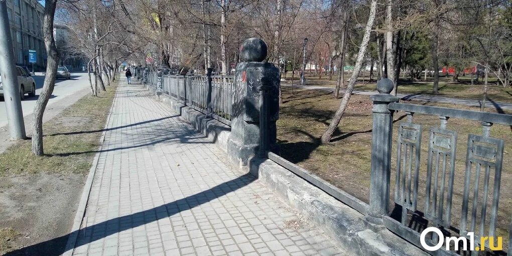 Первомайский сквер. Вандалы в Новосибирске. Скульптура монах Первомайский сквер.