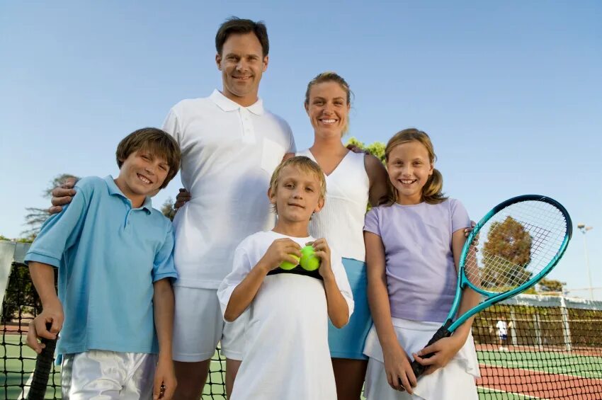 Исаково 113 теннис фэмили. Семья на теннисном корте. Tennis family. Большой теннис всей семьей. Исаково 113 теннис фэмили.